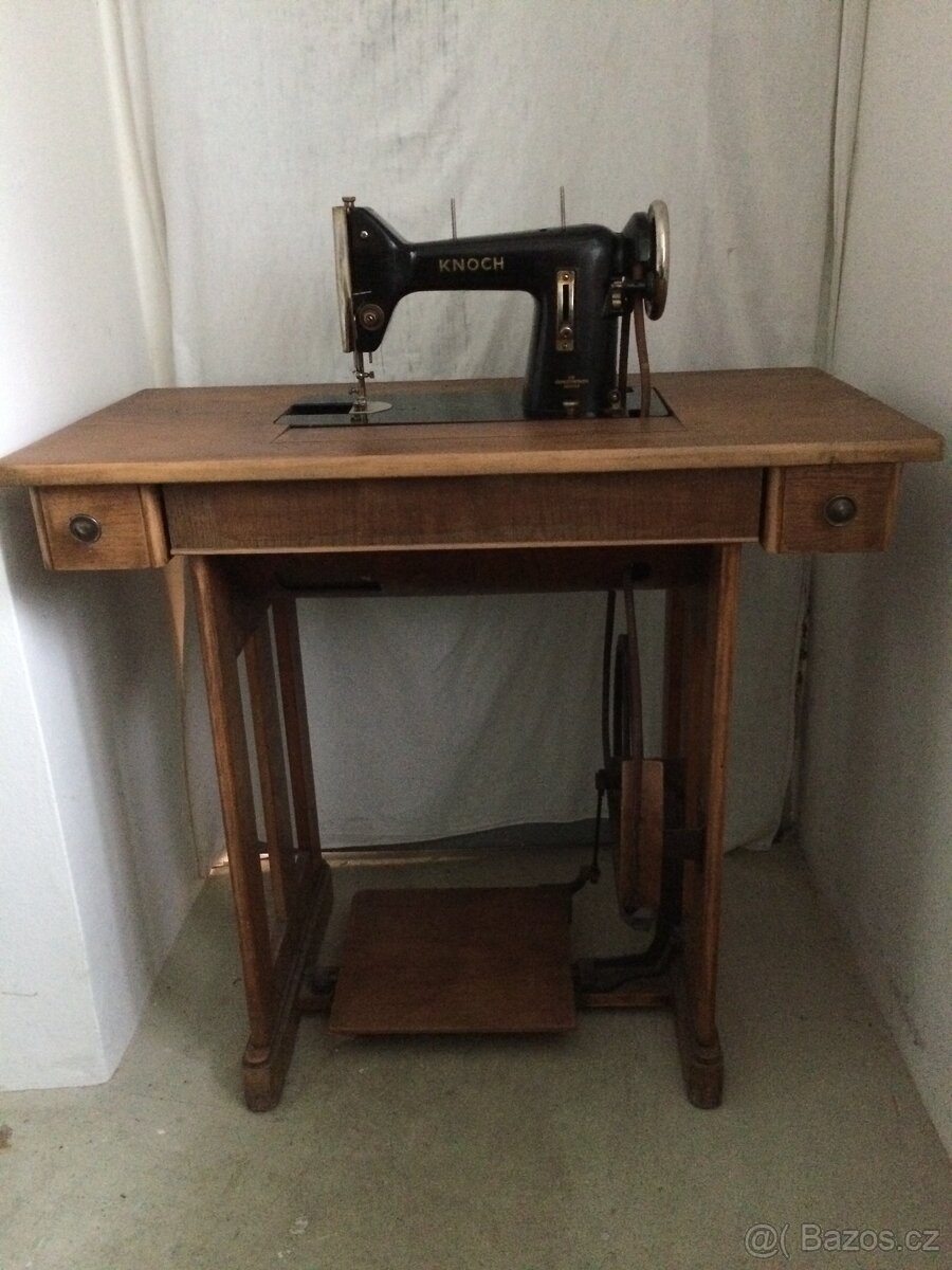 Historický šicí stroj