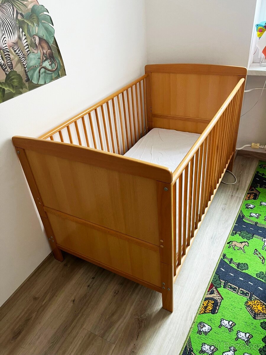 dřevěná dětská postýlka