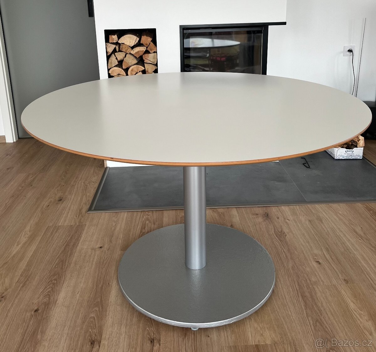 Jídelní stůl kulatý bílý