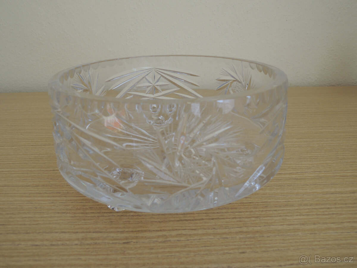 Broušená mísa na nožičkách