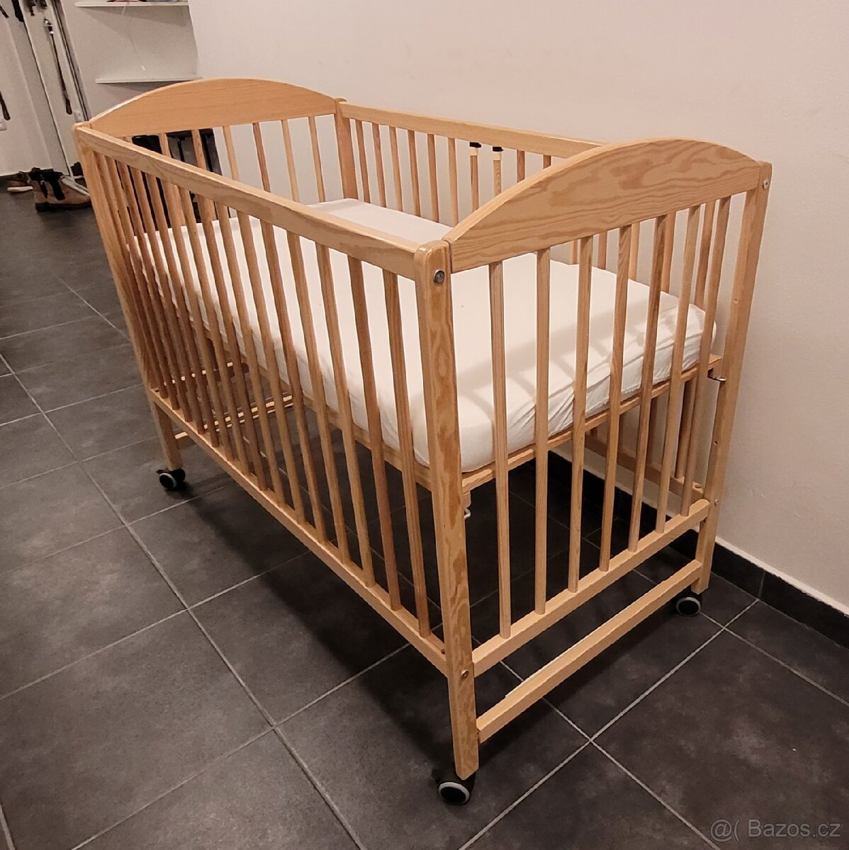 Dětská dřevěná postýlka