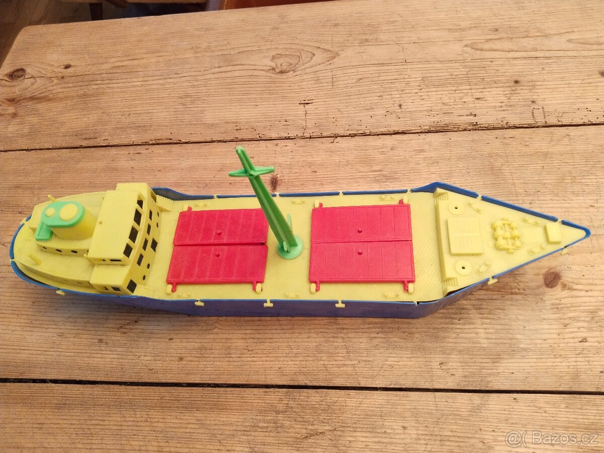 Stará plastová retro loď, 70-léta