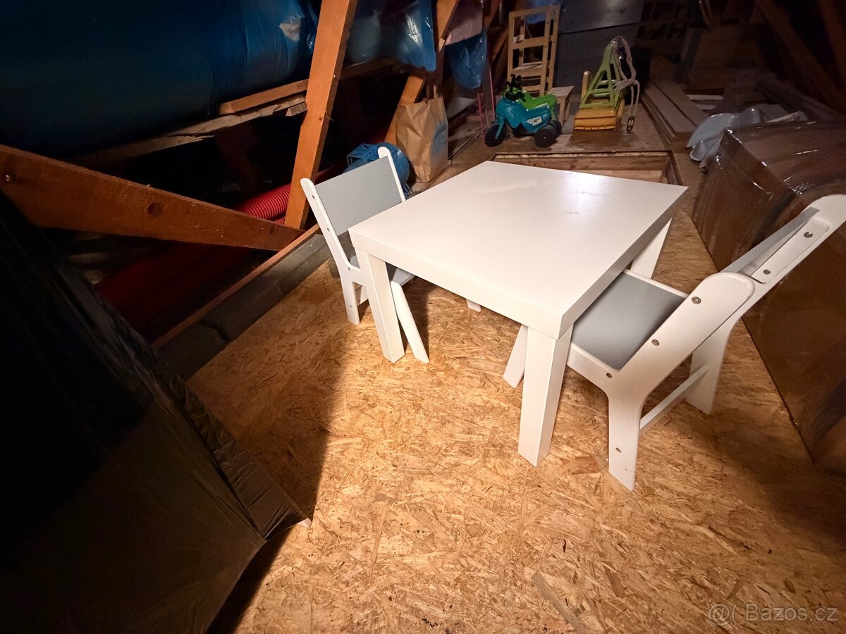 Dětský stůl s židličkami