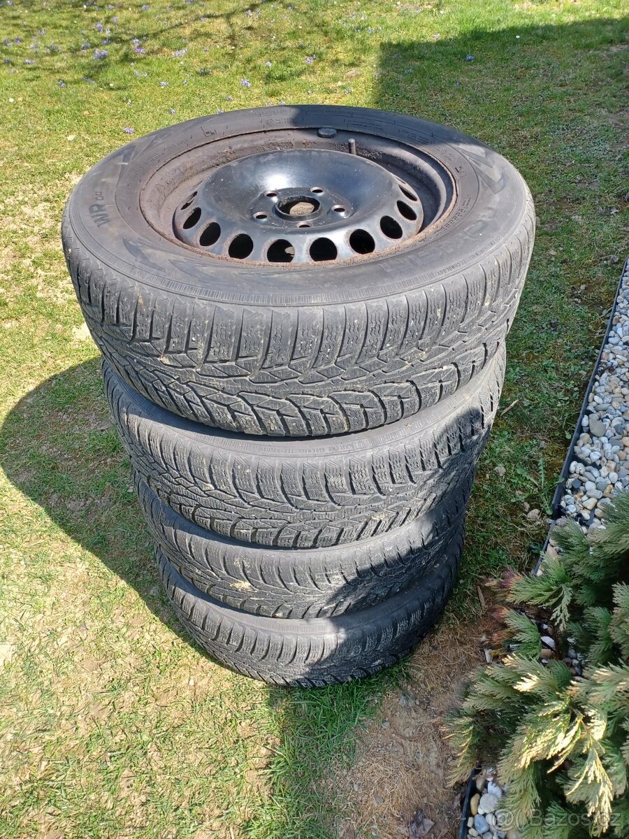 Prodej starší zimní pneu s plech.disky pro Škoda Octávia