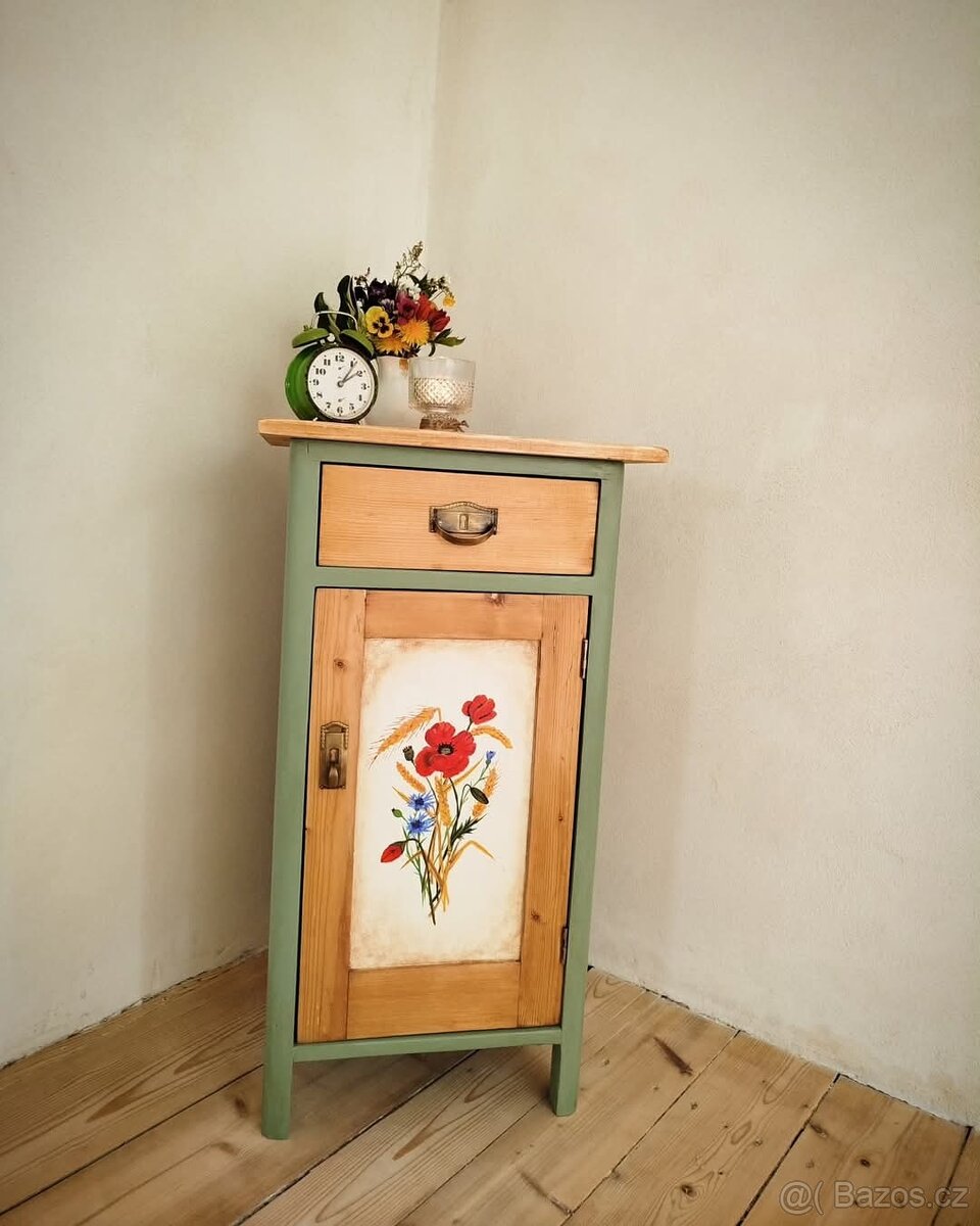 NOČNÍ / ODKLÁDACÍ STOLEK po renovaci