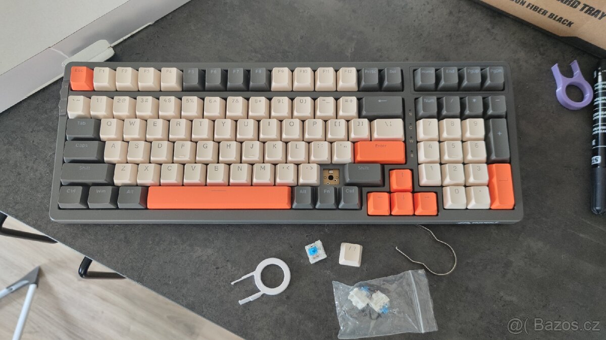 Freewolf K8 bezdrátová mechanická klávesnice