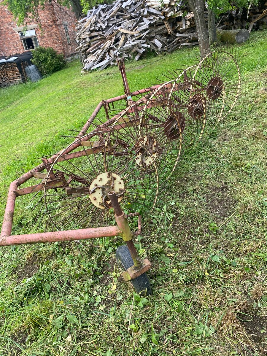 Paprskový obraceč/shrnovač sena