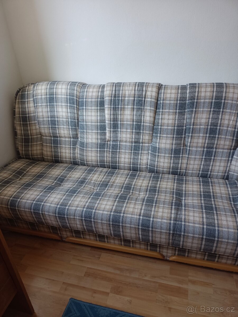 Rozkládací gauč.