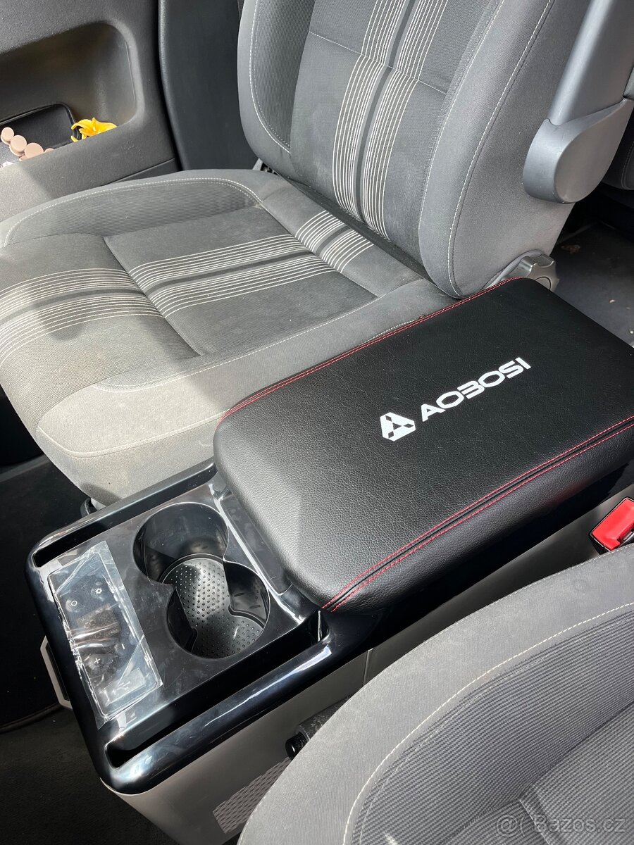 Kompresorová autolednice mezi sedačky