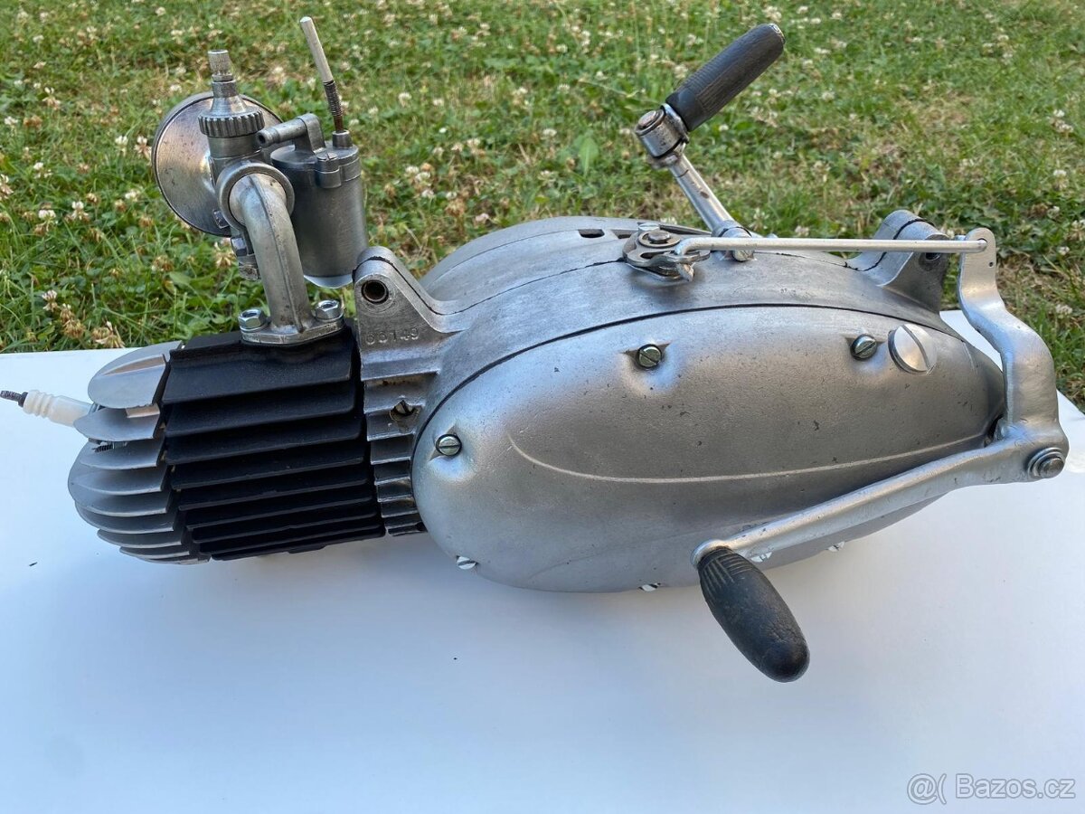 Motor Jawa 550