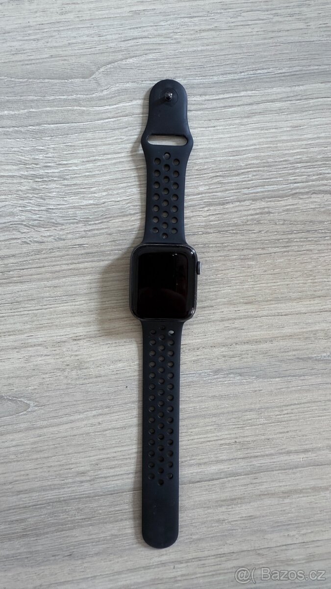 Apple Watch SE Nike 44mm (2020) – plně funkční