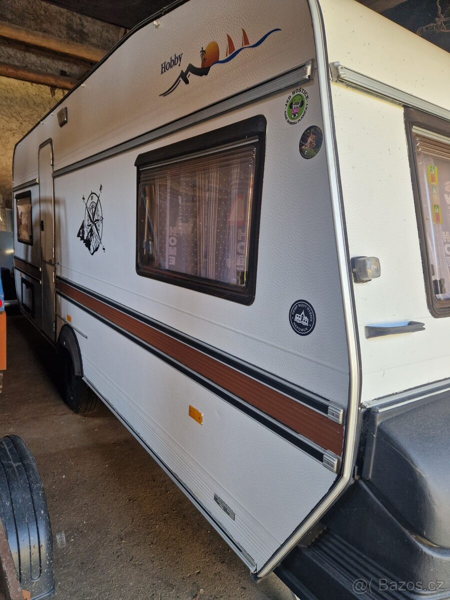 Prodám karavan 6 m – po velké opravě, plně funkční – 89 000