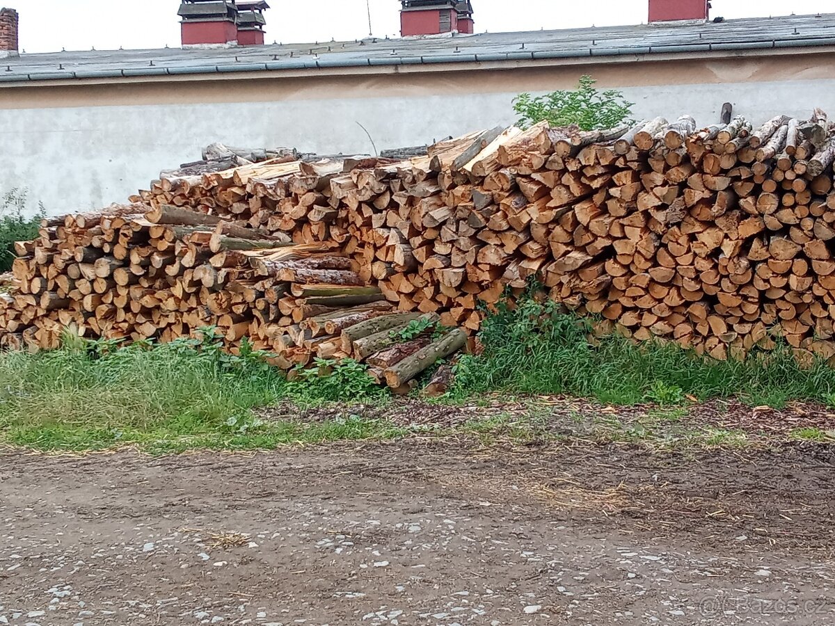 Štípané dřevo smrk