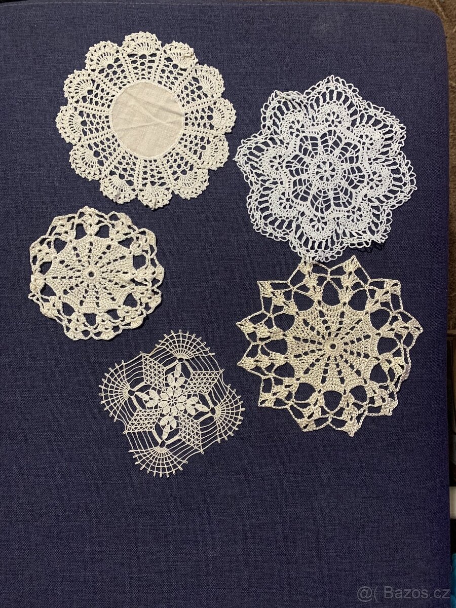 Různé dečky na stůl, pod vázu, ozdobné