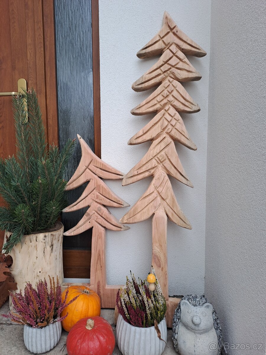 Vánoční dekorace vyřezávaný strom masiv