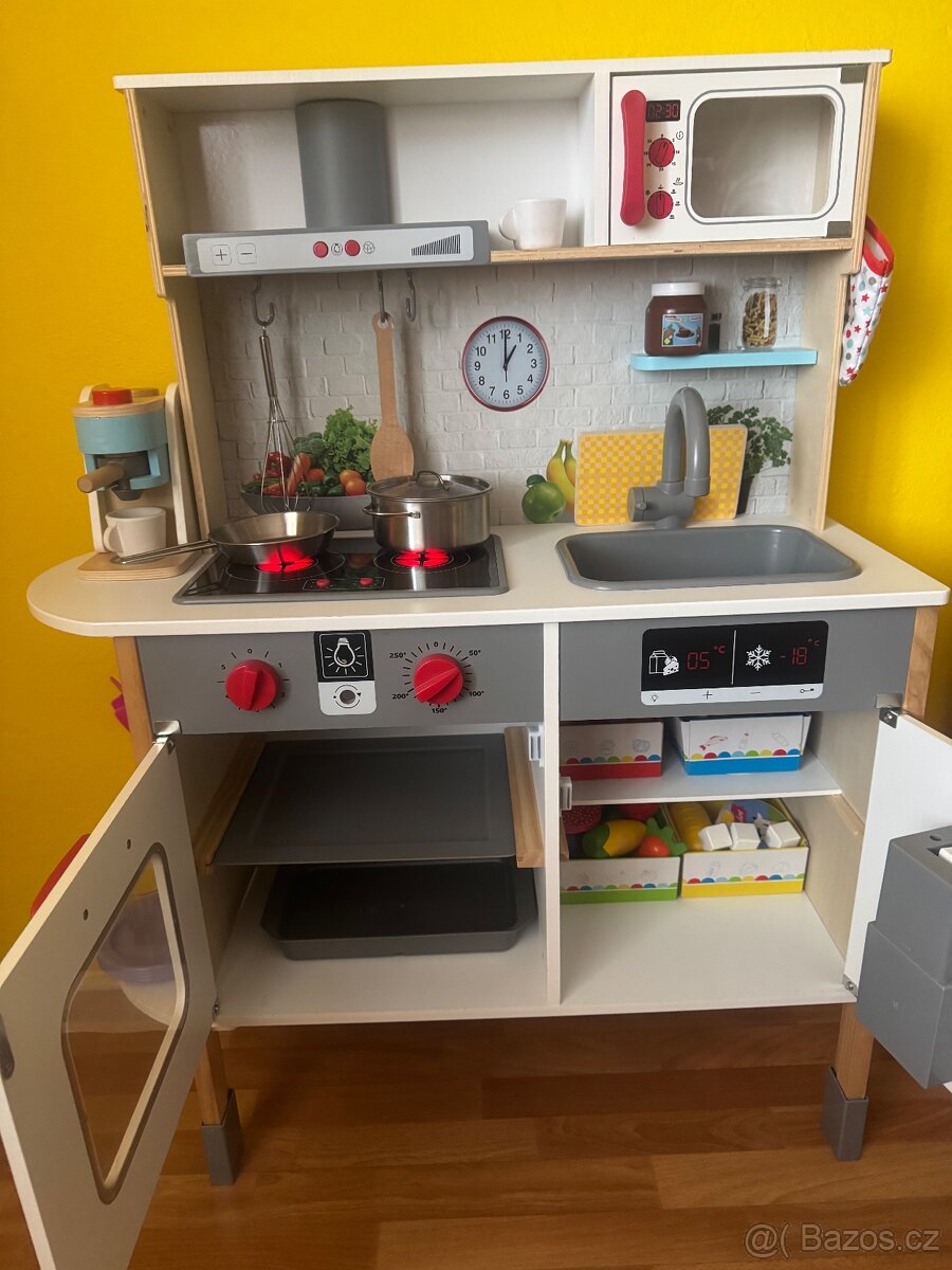 Dřevěná kuchyňka s příslušenstvím