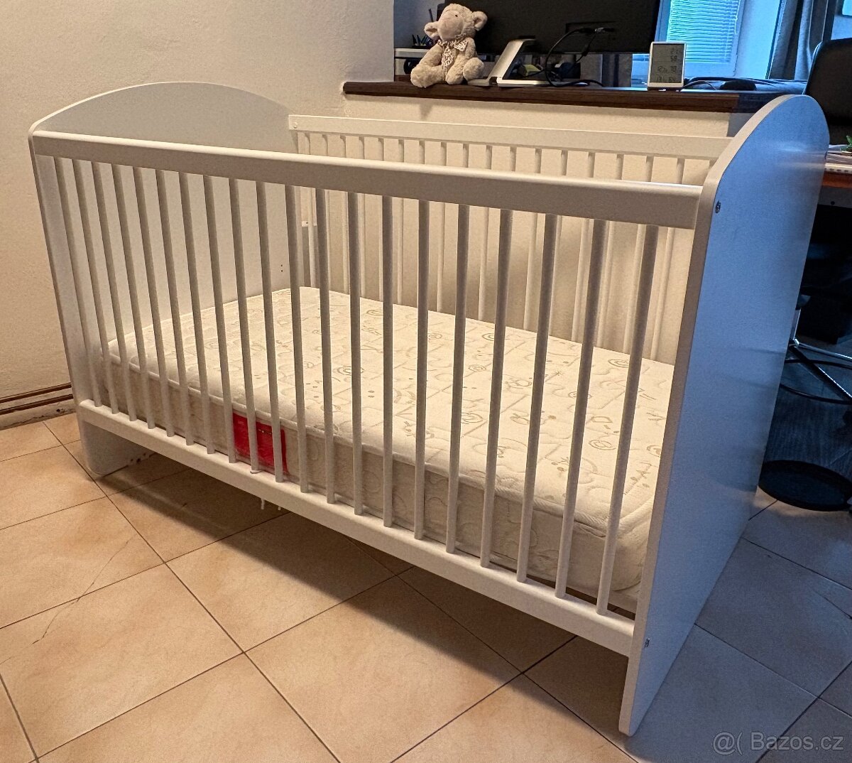 Zánovní krásná dětská postýlka 70x130 cm