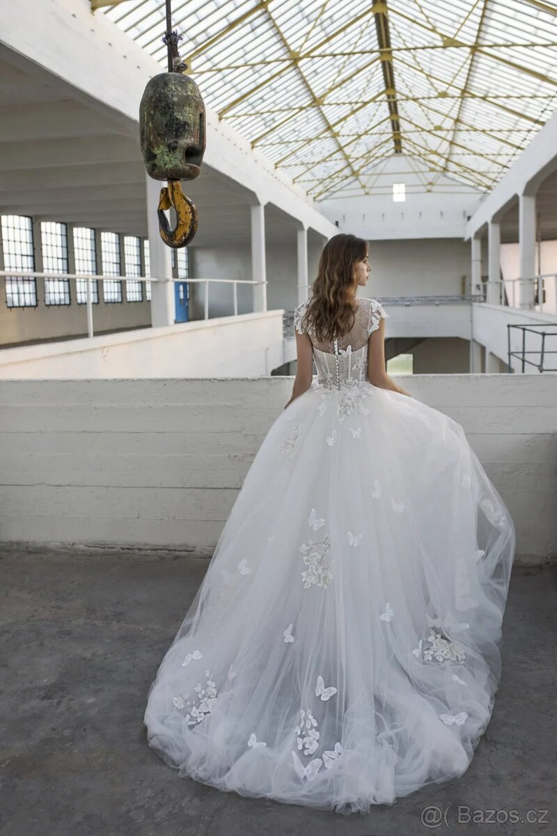Romantické svatební šaty s motýlky a krajkovým živůtkem – ve