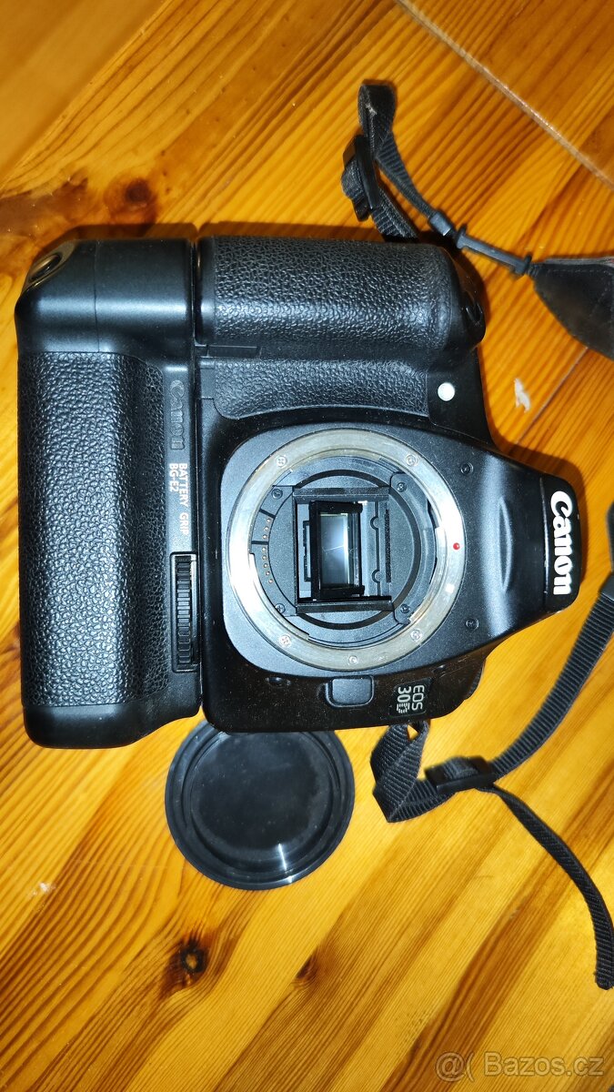 Canon EOS 30D (pouze tělo a bateriový grip)
