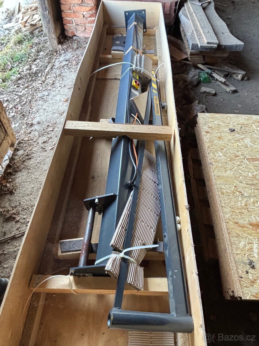 Sloupový jeřáb Demag