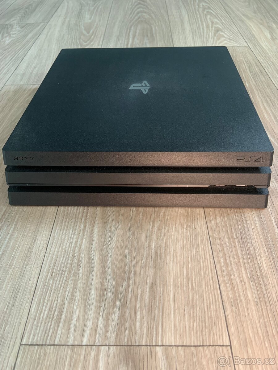 PS4 Pro 1TB + 3 ovladače + 6 her