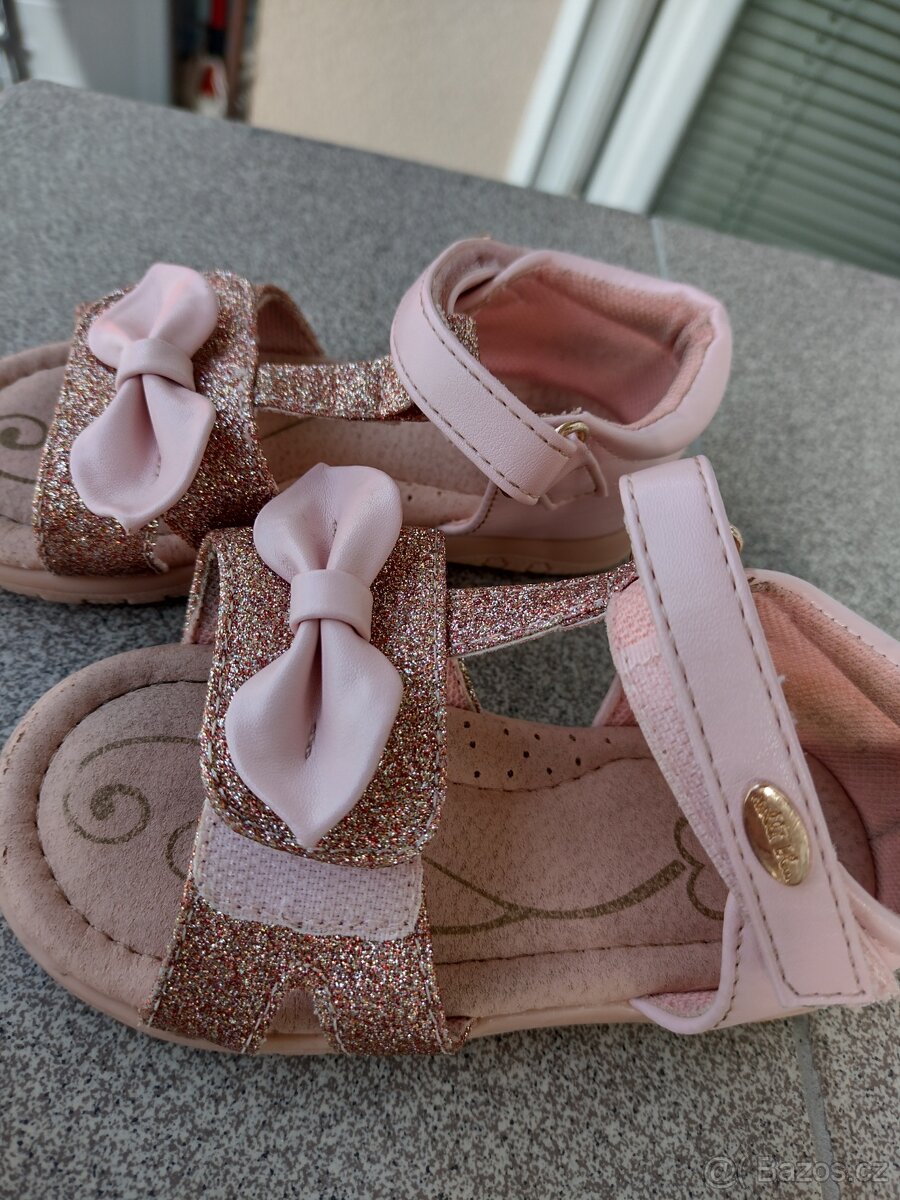 Růžové sandalky