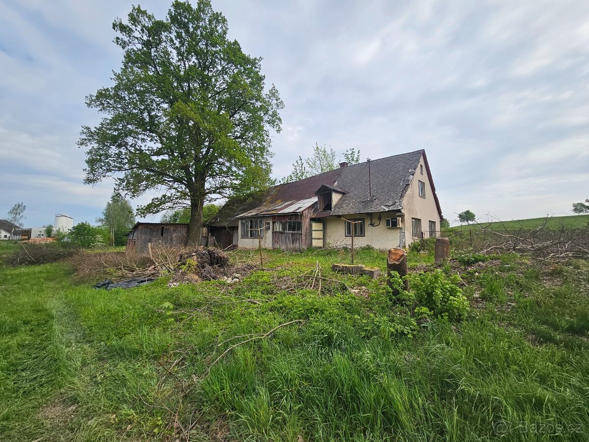 Prodej rodinného domu k rekonstrukci se stodolou a zahradou