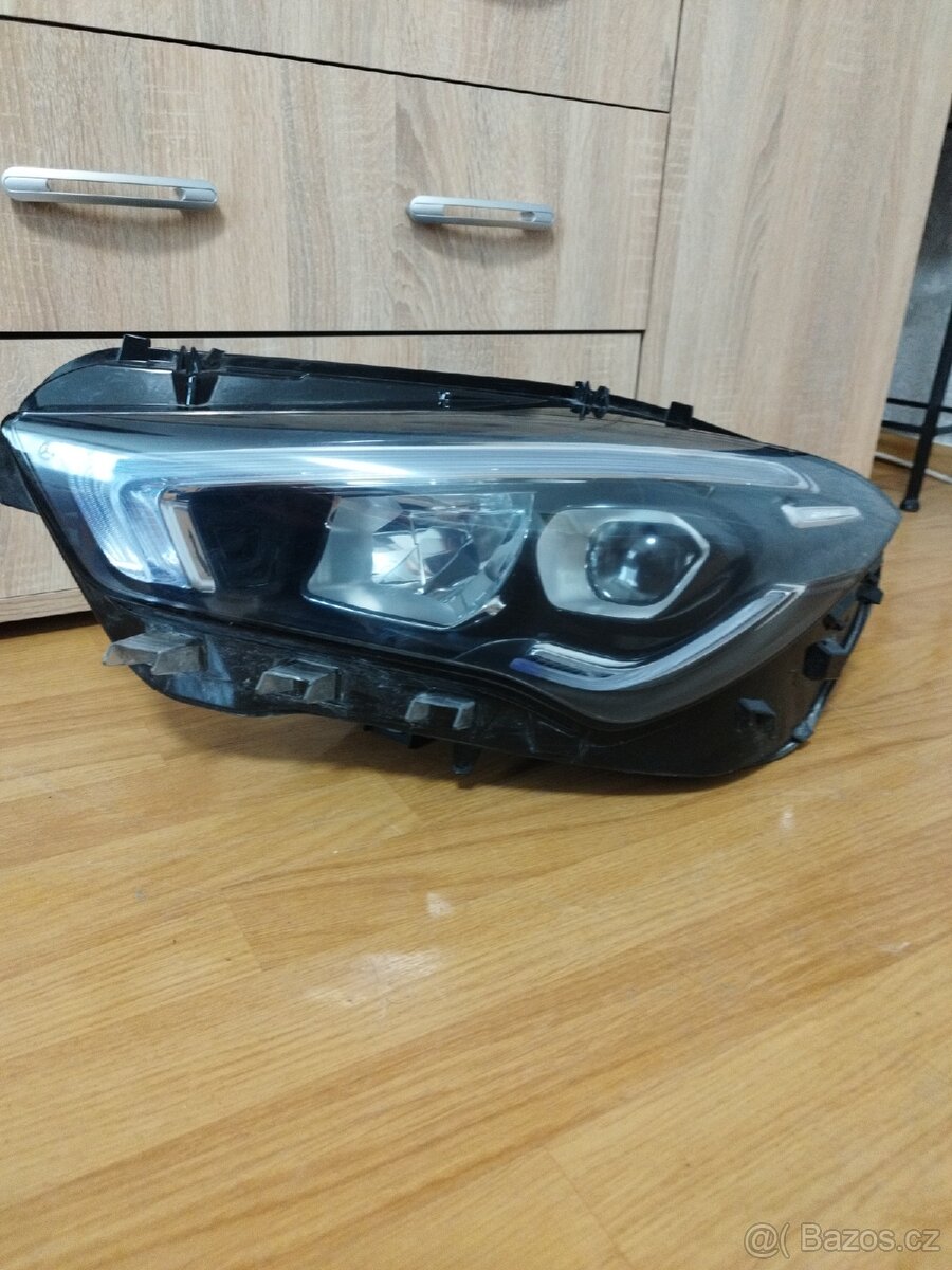 Prodám přední levý světlomet na Mercedes cla 180