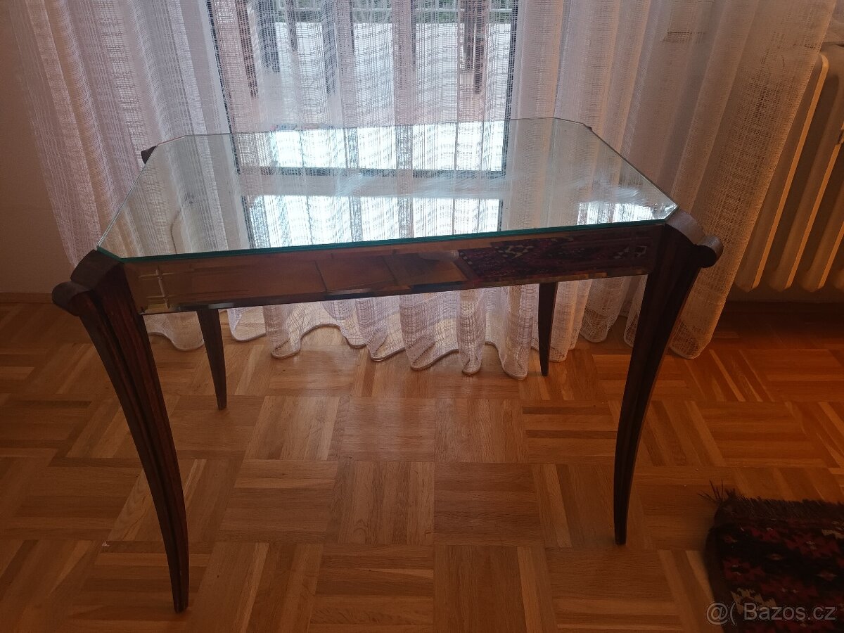 Zrcadlovy konferenční stolek