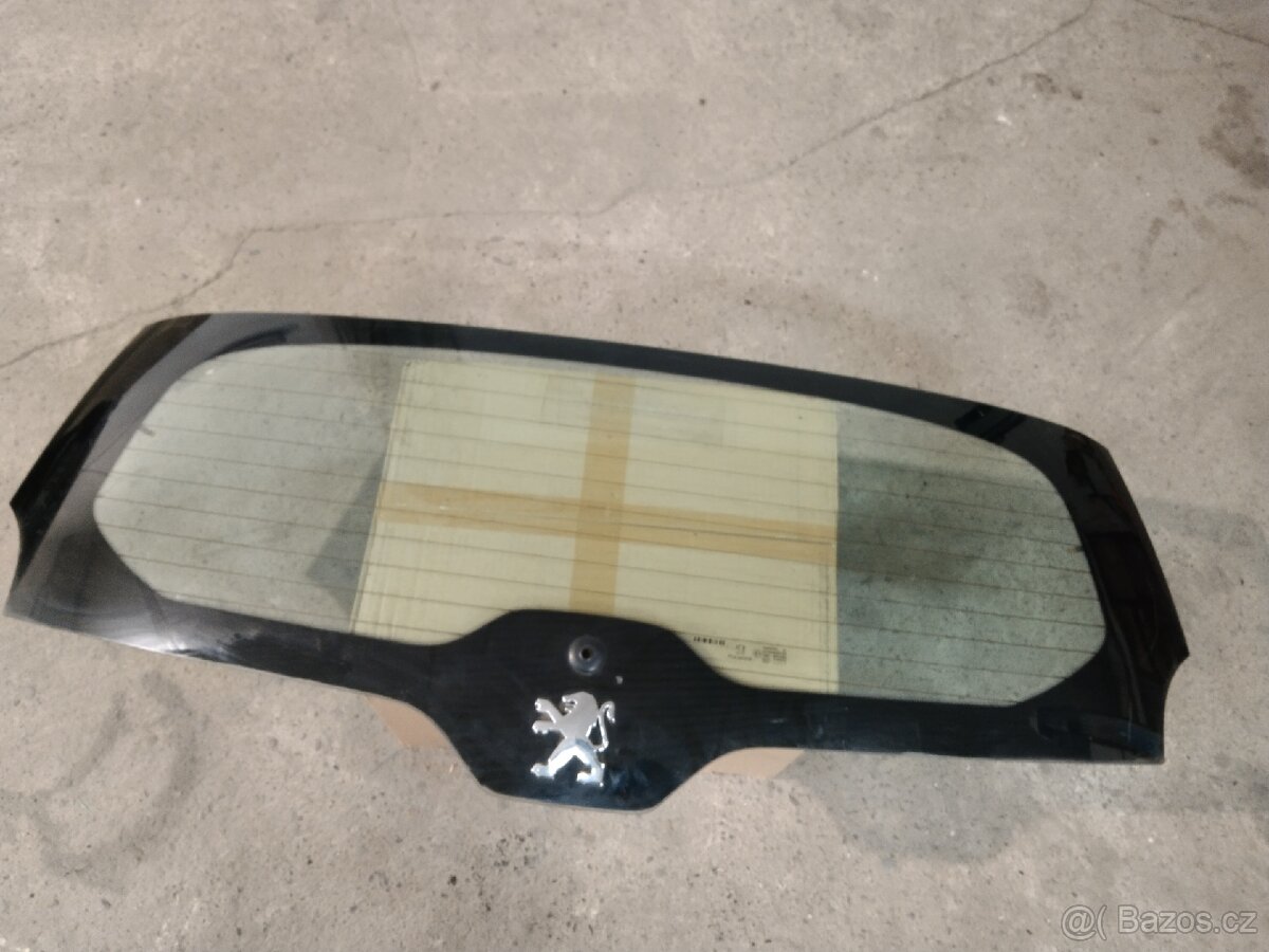 Peugeot 5008. Sklo pátých dveří.