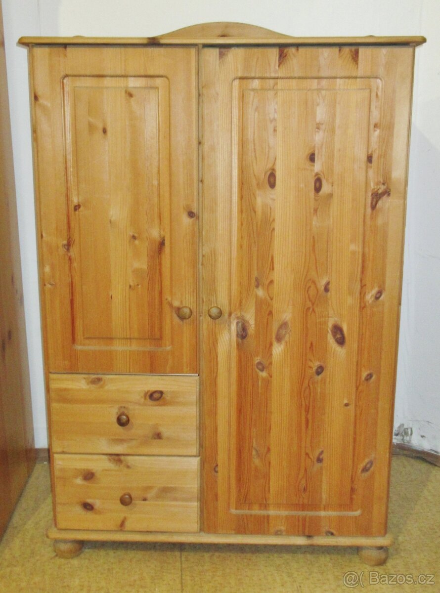 Borovicová komoda - celomasiv - Výborný stav