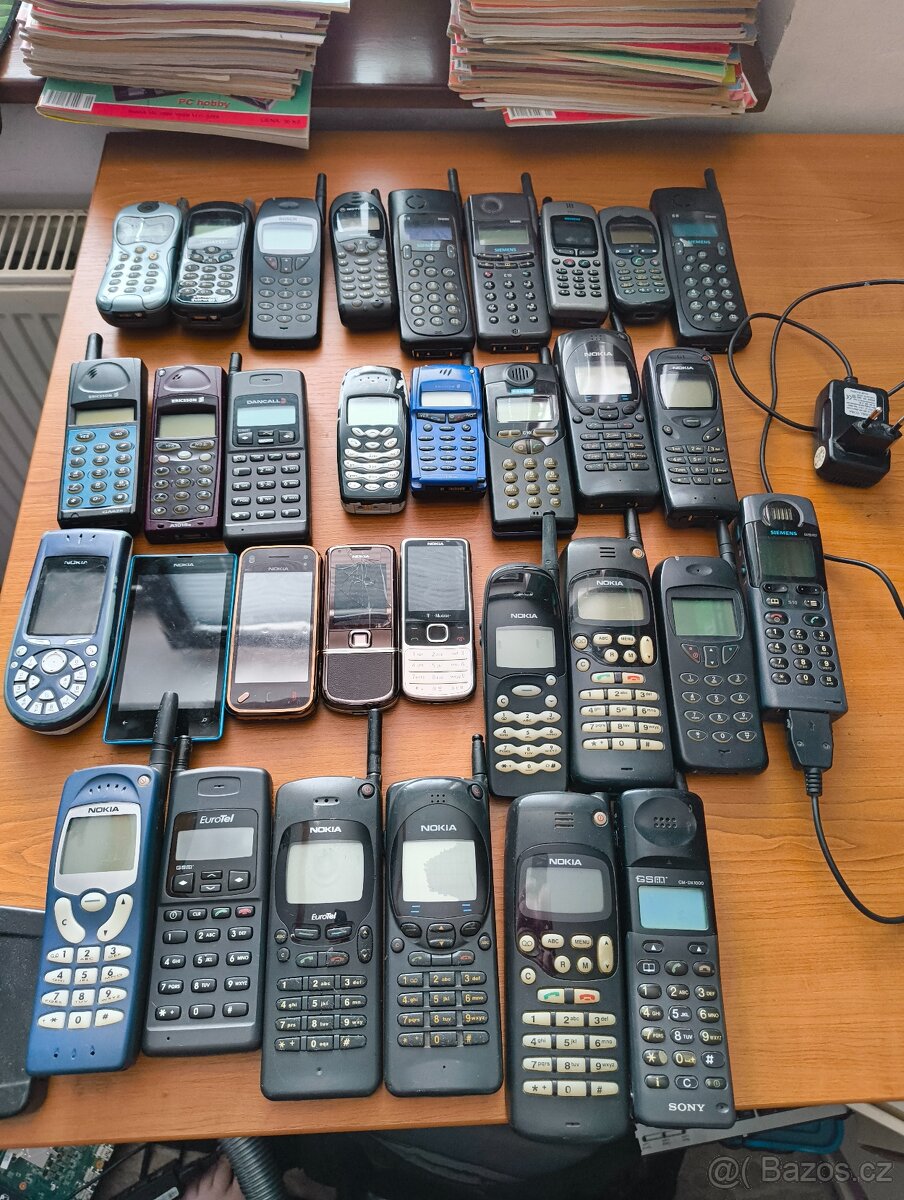 32x Retro GSM telefony Nokia, Siemens, Ericsson
