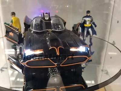 Batmobile 1/18 se svetly a figurkami Batman a Robin