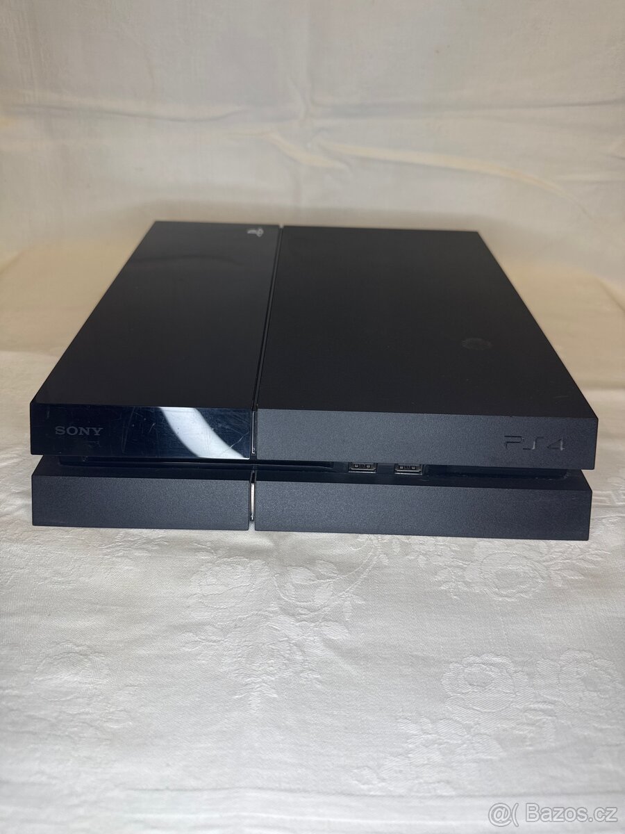 🎮 PlayStation 4 – skvělý stav, plně funkční + kabeláž