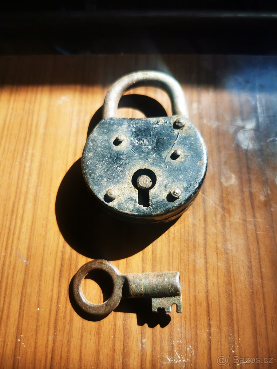 starý visací zámek