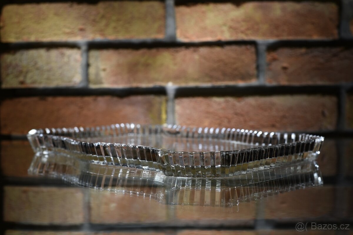 Skleněný tác z řezaného skla