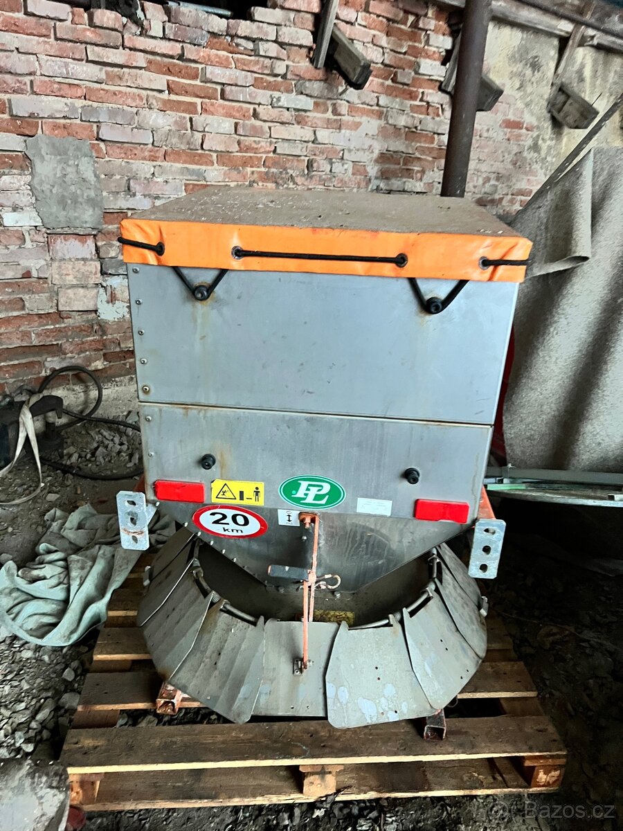 Nerezové rozmetadlo sypač, 250l Česká výroba