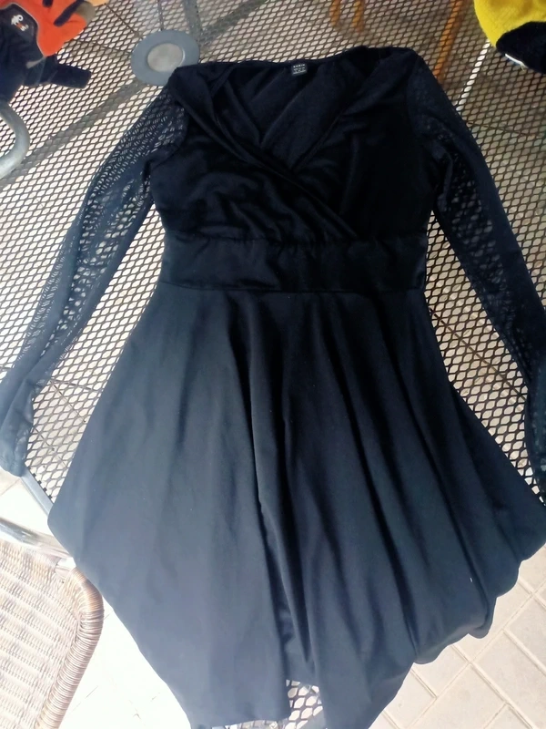 Moc pěkné, černé šaty vel. 34. zn. Shein.