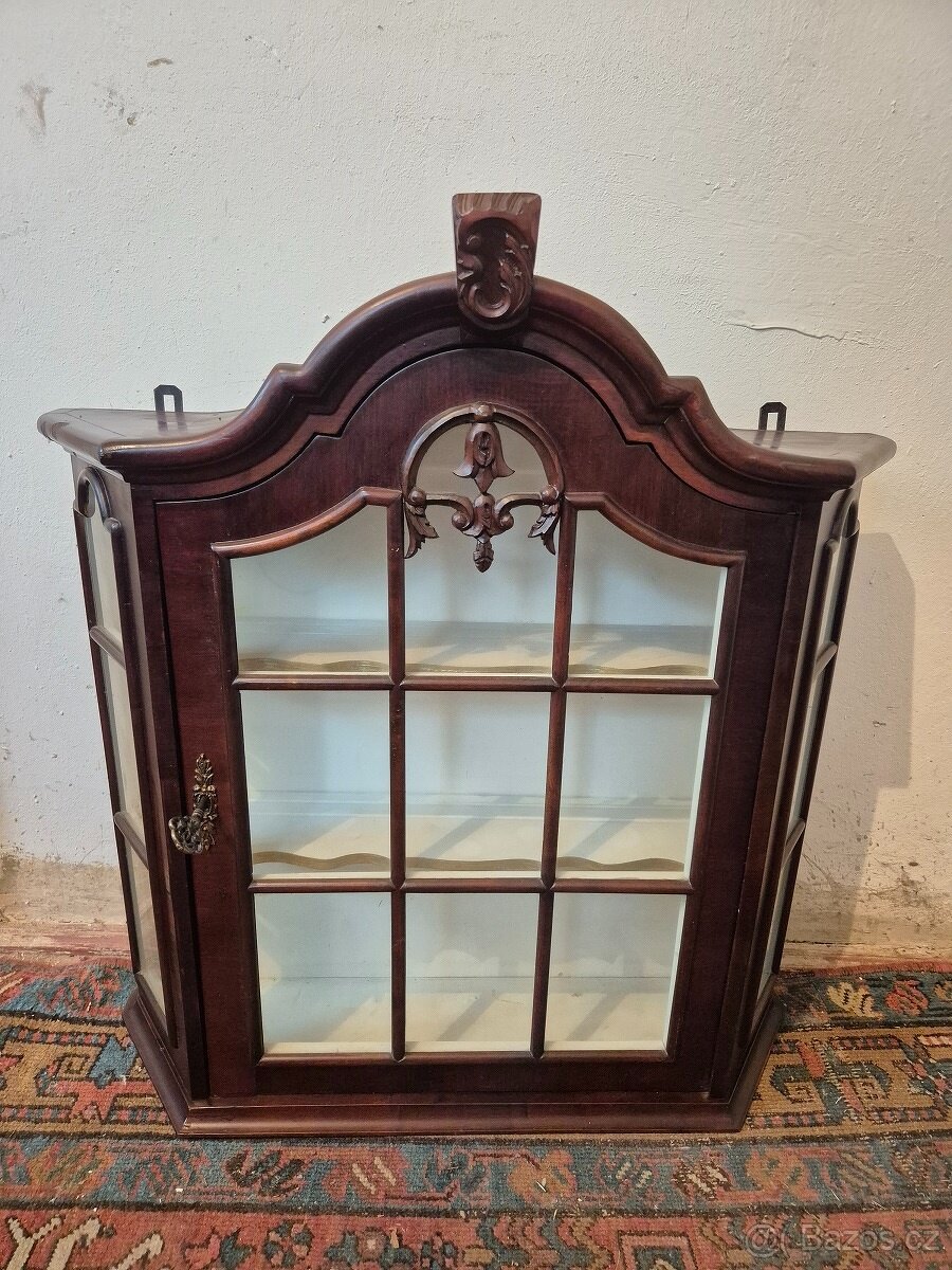 Stylová nástěnná vitrína - mahagon