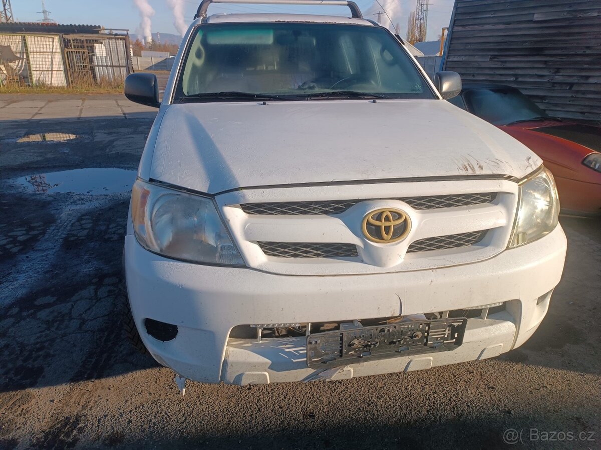 Toyota Hilux 2.5 d4d 75kw bez tp na díly- jezdí