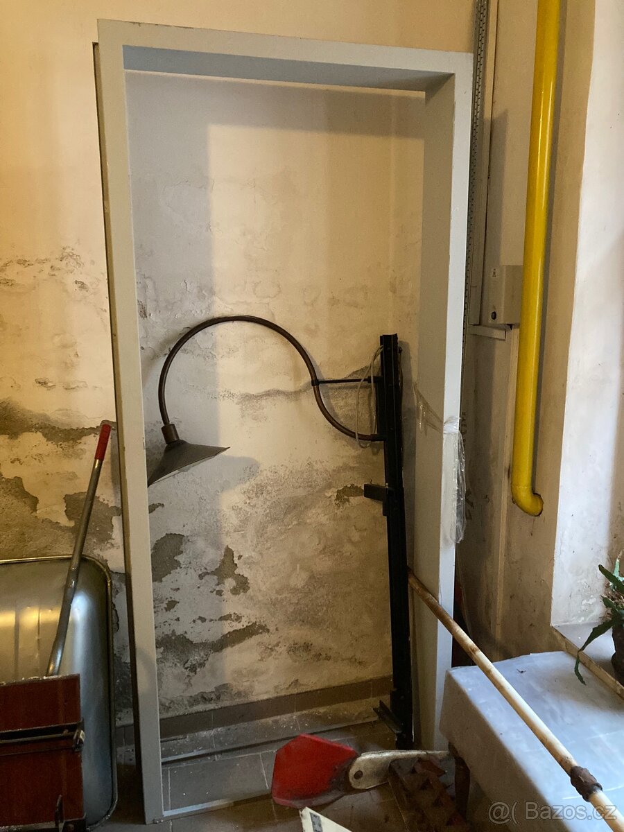 Ocelova zárubeň vstupních dveří dvoupolodrážkova Sapeli