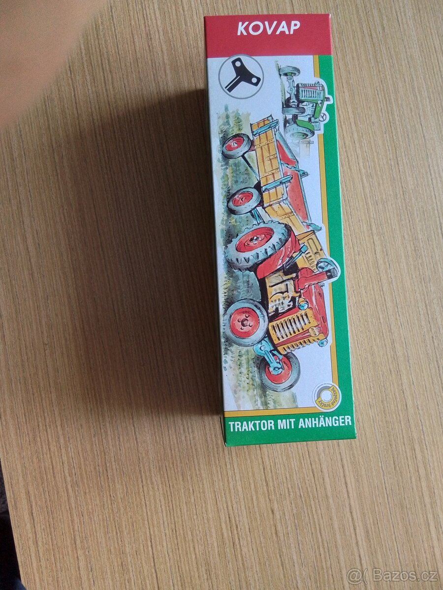 Traktor s valníkem zelený