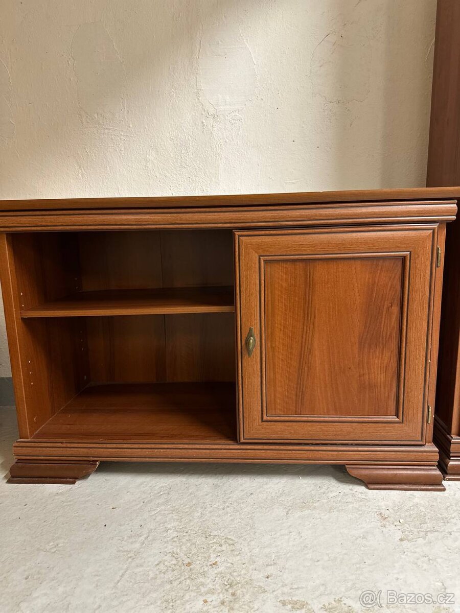 Dřevěná skříňka s dvířky a policemi