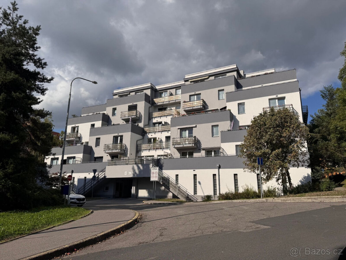 Pronájem garážového stání - Ježovská 303 Praha 5