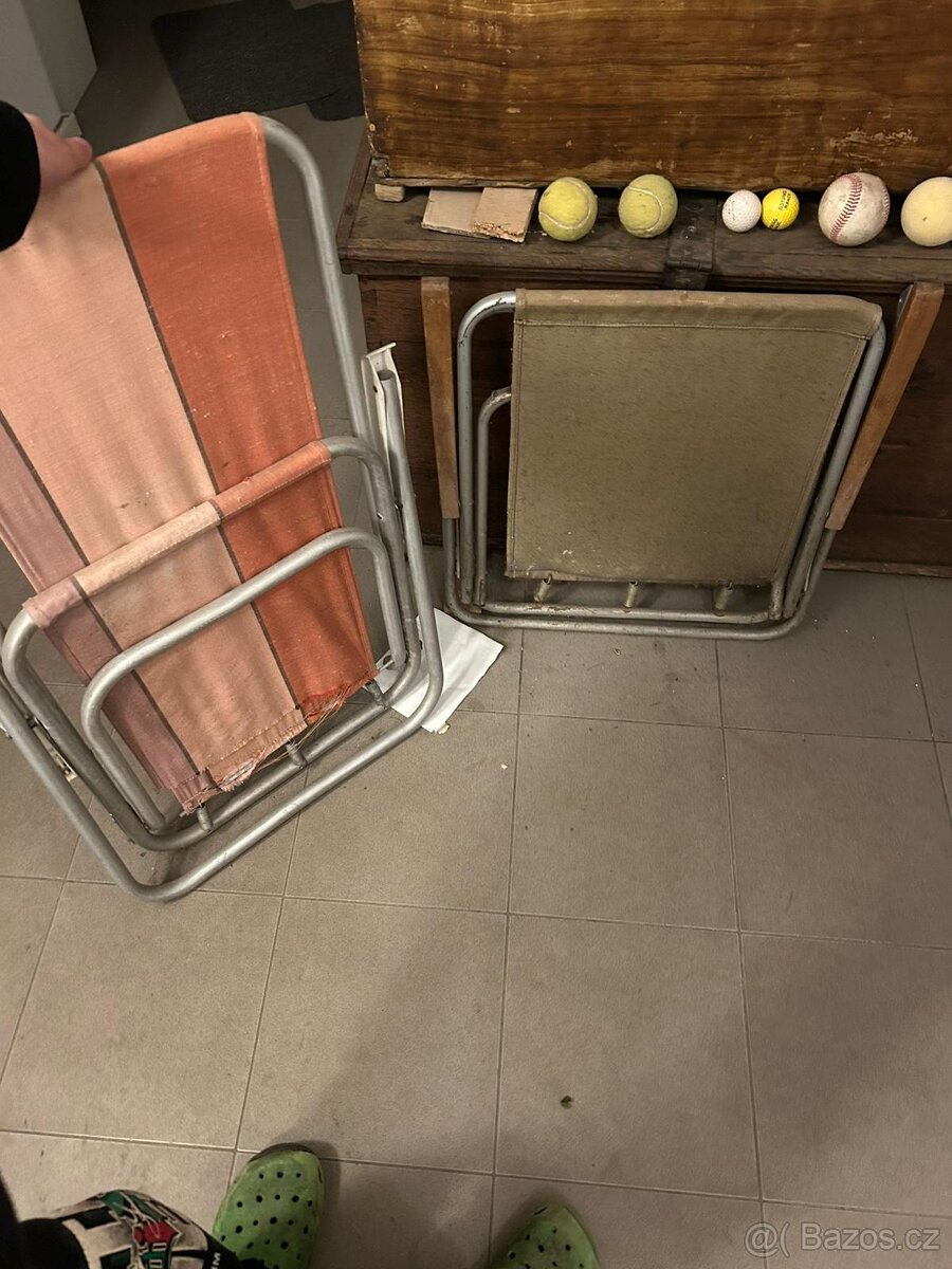 2 retro skládací židle – jedna funkční, jedna na renovaci