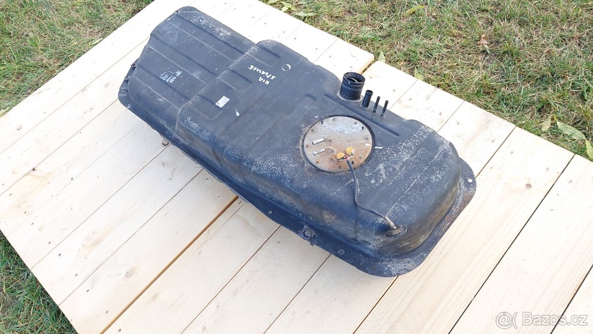 Kia Sportage 1 –Nádrž paliva