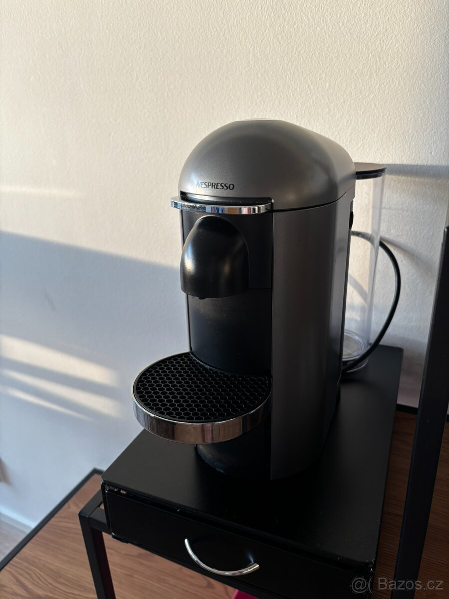 Nespresso kávovar GCB2 + organizér na Vertuo kapsle