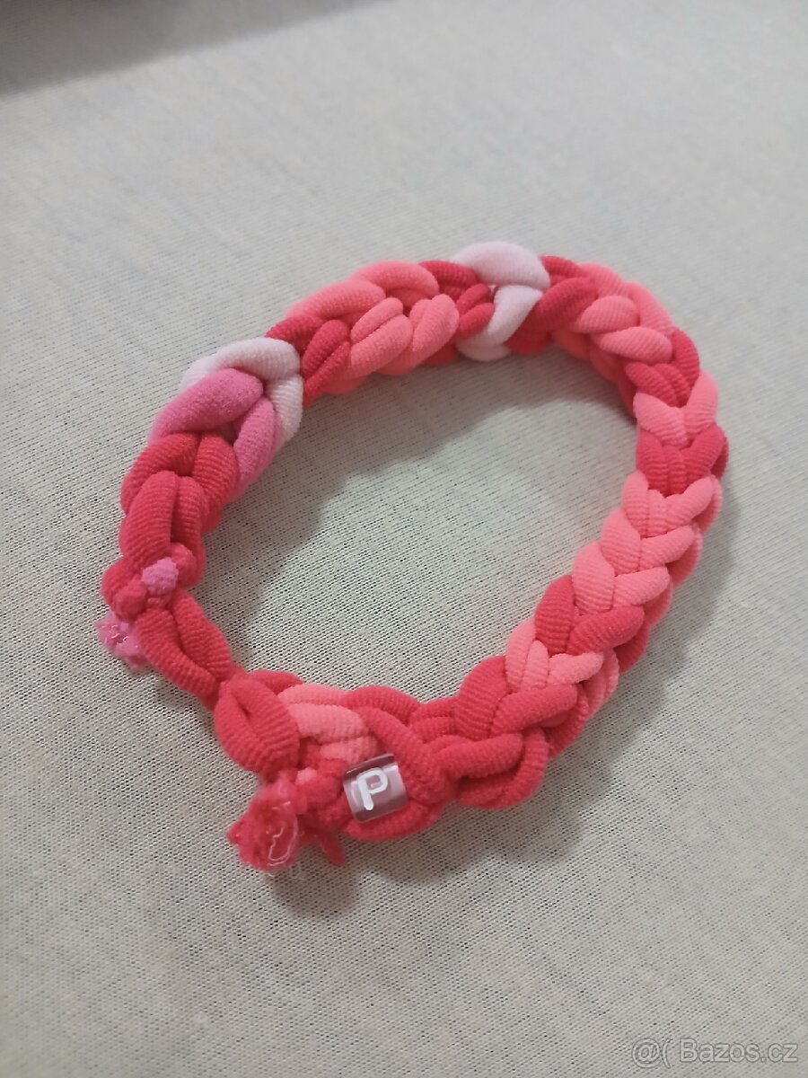 nahrdelník  s písmenem P