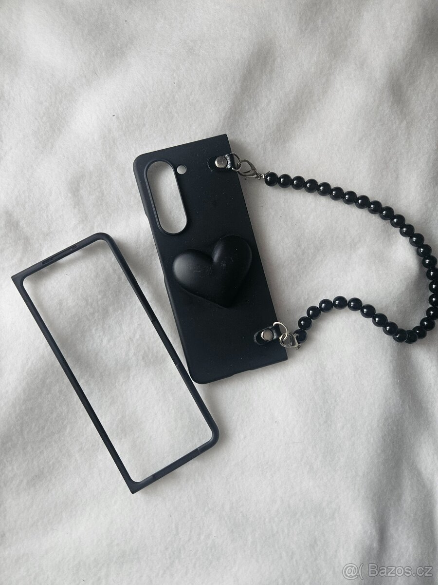 Černý kryt s 3D srdcem na Z fold 5