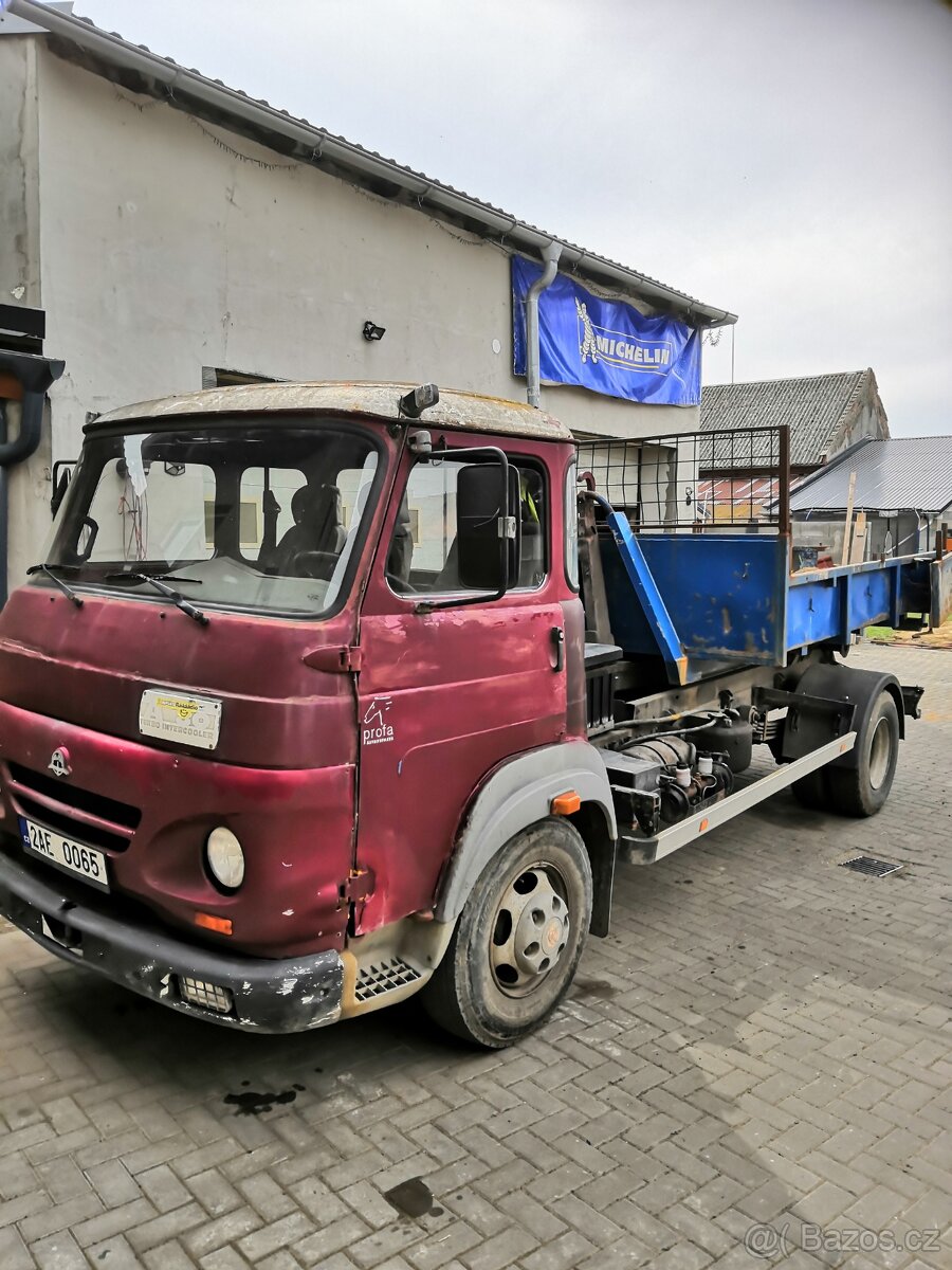 Avia A60L hákový nosič kontejnerů